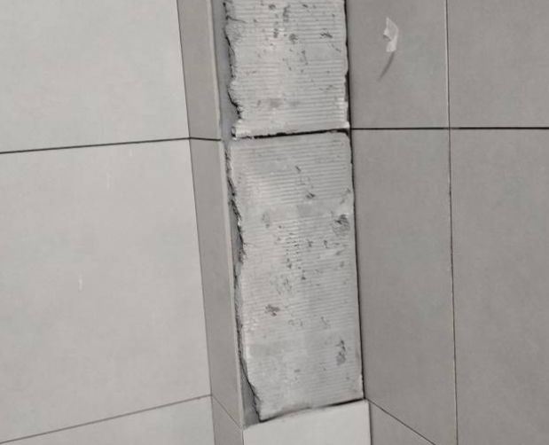 高淳瓷砖空鼓维修公司分享下瓷砖施工前基层浇水润湿程度不足，可能导致以下问题